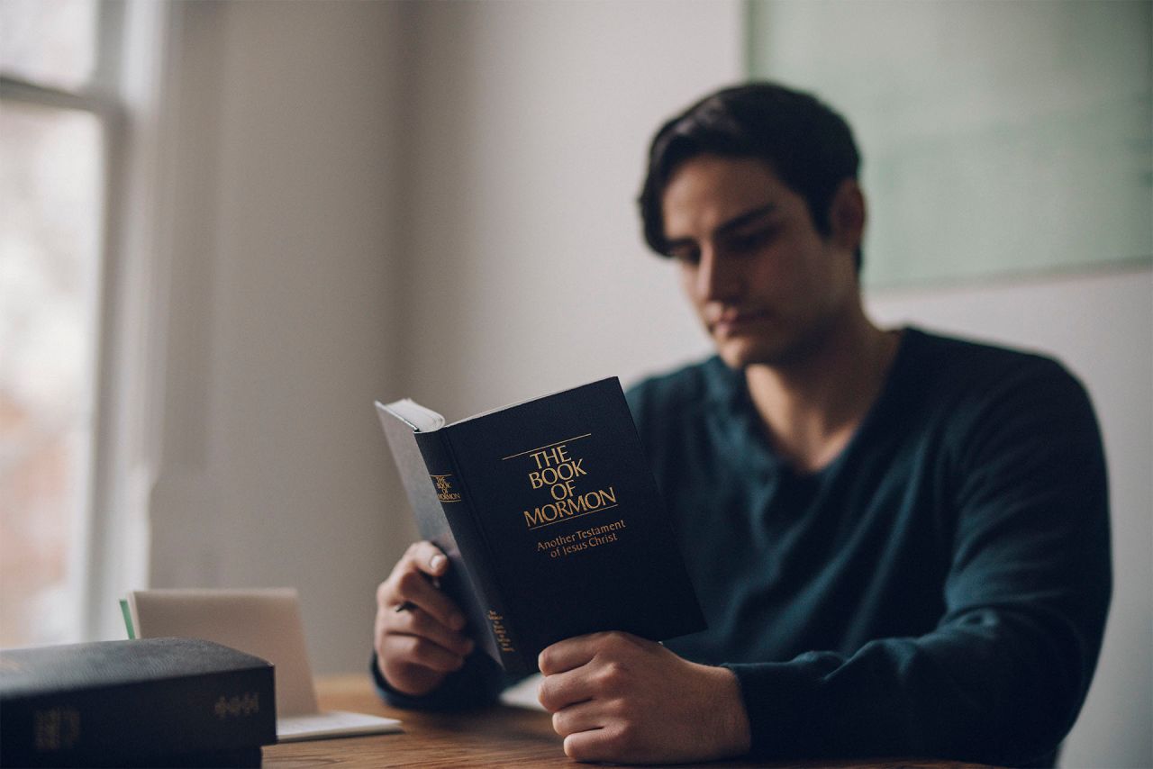 Um homem lendo o Livro de Mórmon